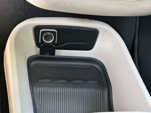Used 2023 Chrysler Pacifica Touring-L FWD image 27