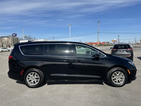 Used 2024 Chrysler Pacifica Touring-L image 7
