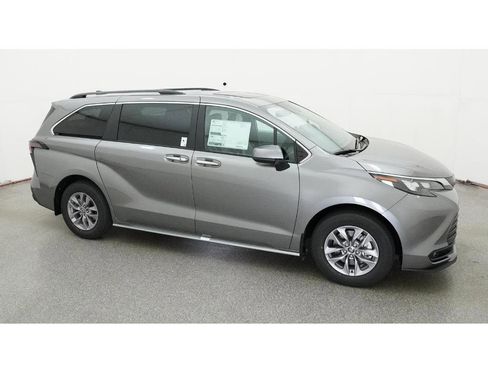 New 2026 Toyota Sienna XLE image 12