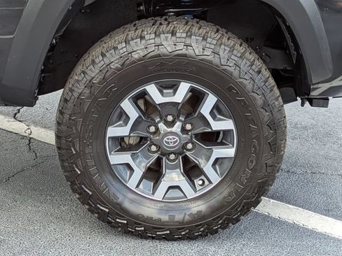 Used 2022 Toyota Tacoma TRD Off-Road w/ Technology Package AWD/4WD image 11