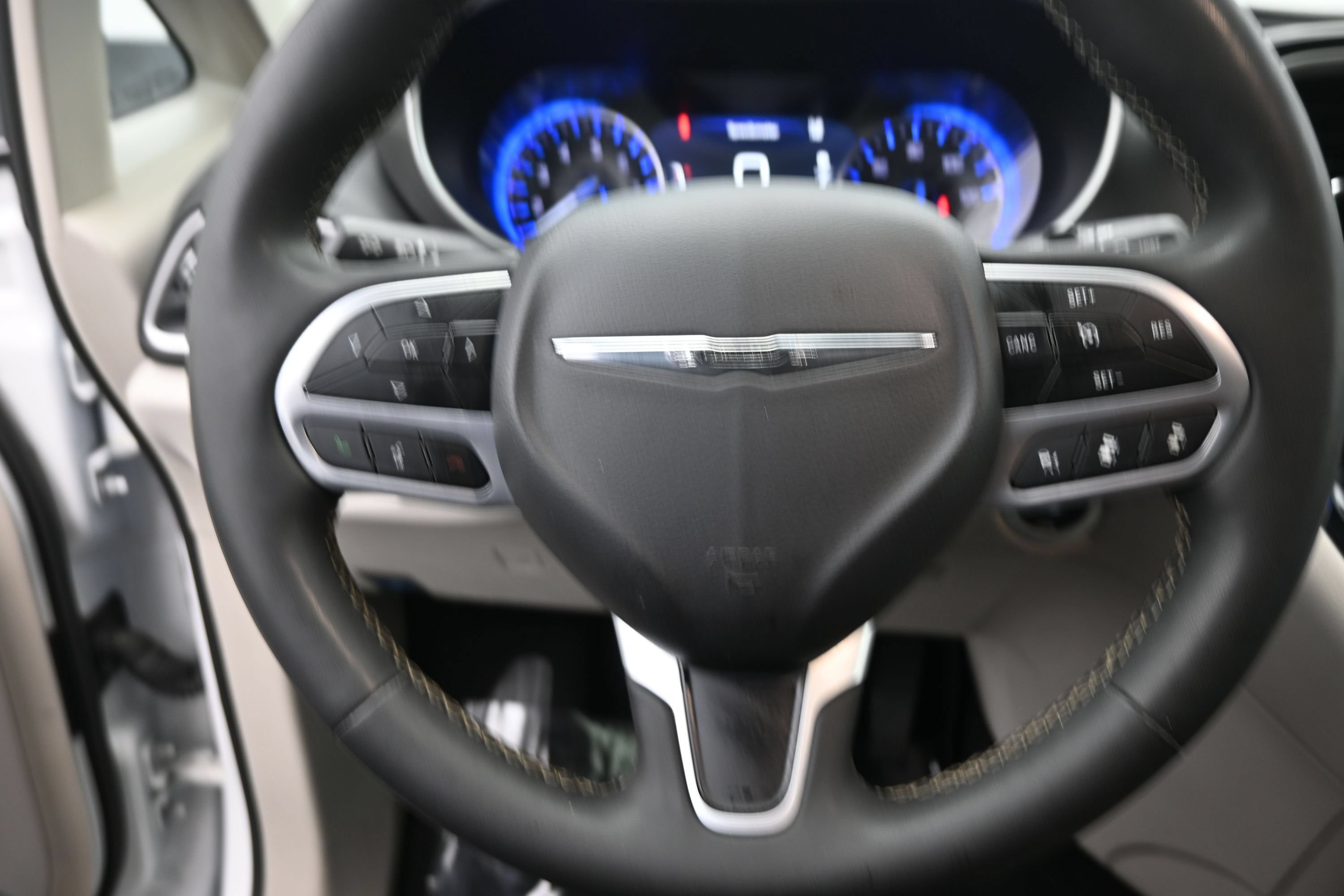 Used 2024 Chrysler Pacifica Touring-L FWD image 24