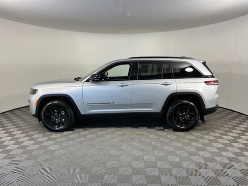 Used 2026 Jeep Grand Cherokee Altitude AWD/4WD image 4