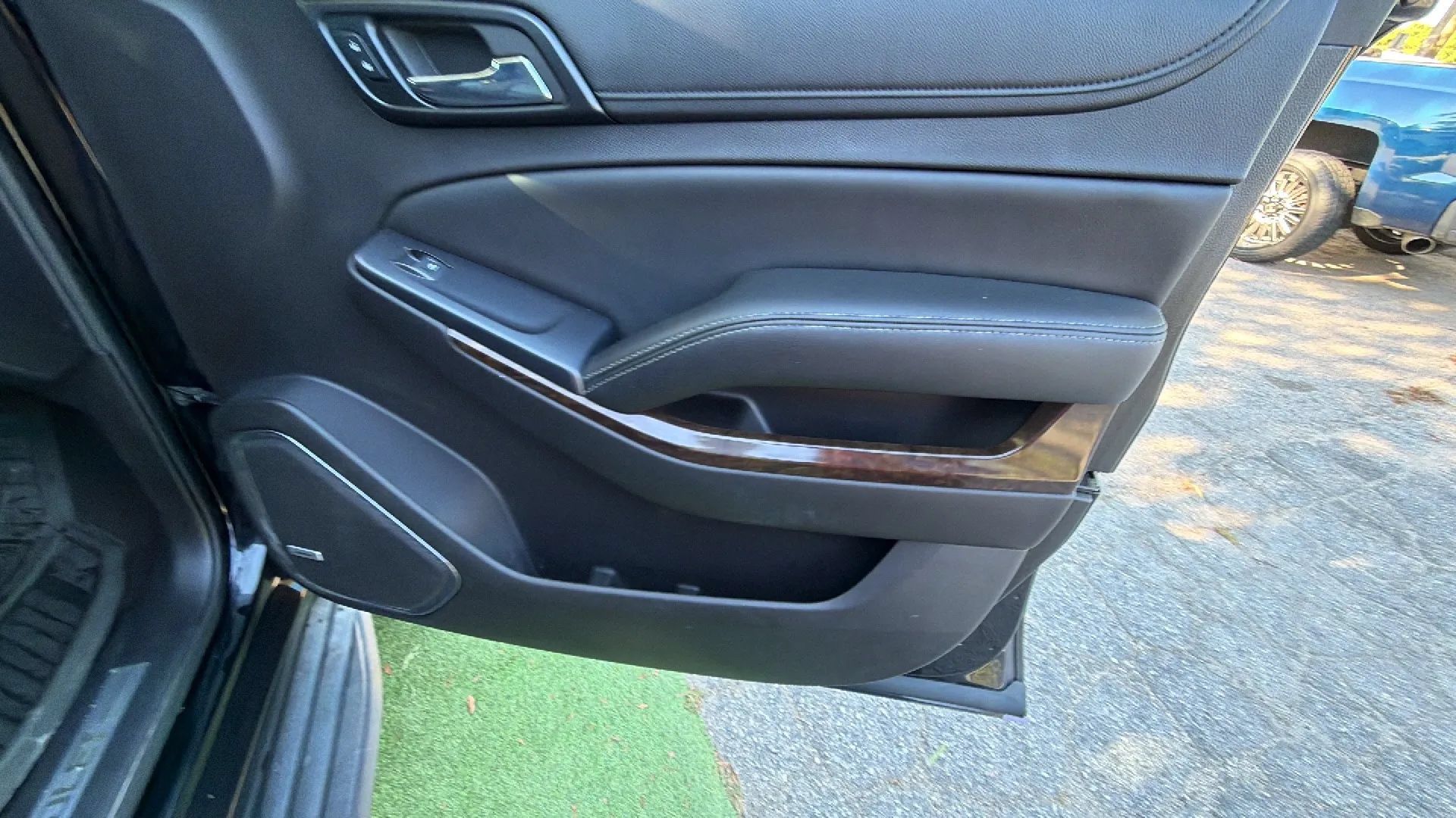 Used 2015 Chevrolet Suburban LT RWD image 33