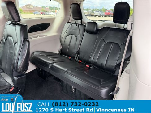 Used 2018 Chrysler Pacifica Touring-L FWD image 11