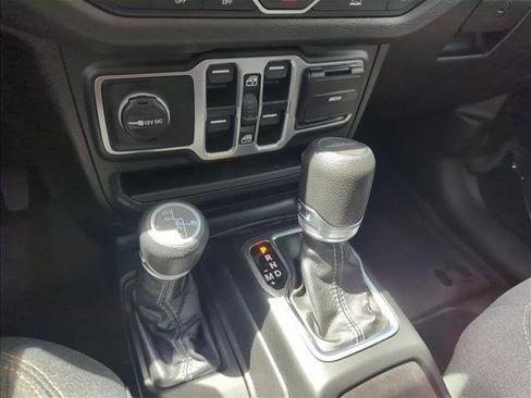Used 2025 Jeep Gladiator Sport AWD/4WD image 11