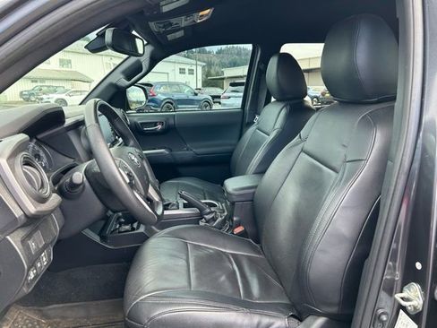 Used 2020 Toyota Tacoma TRD Off-Road w/ Technology Package image 10
