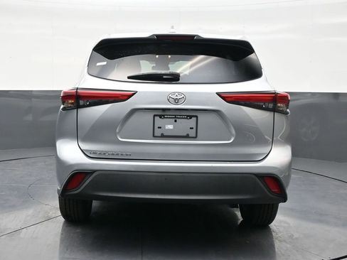 Used 2020 Toyota Highlander L FWD image 4