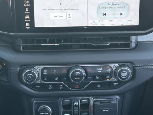 Used 2025 Jeep Wrangler Sahara image 21