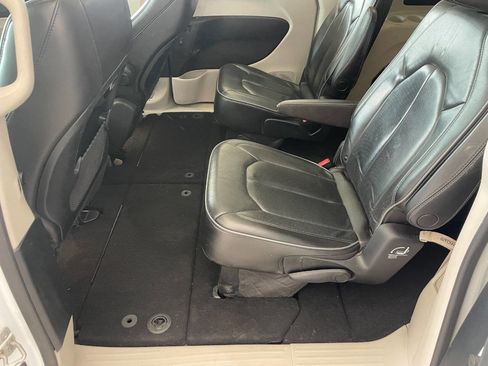 Used 2020 Chrysler Pacifica Limited image 20