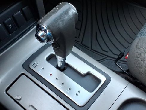 Used 2005 Nissan Pathfinder SE Off-Road RWD image 16
