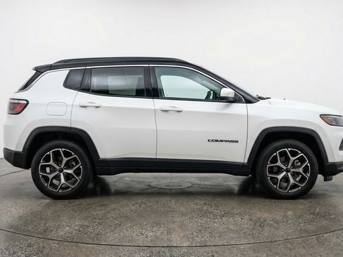 Used 2025 Jeep Compass Limited image 11