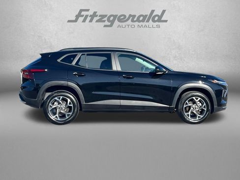 Used 2025 Chevrolet Trax LT FWD image 3