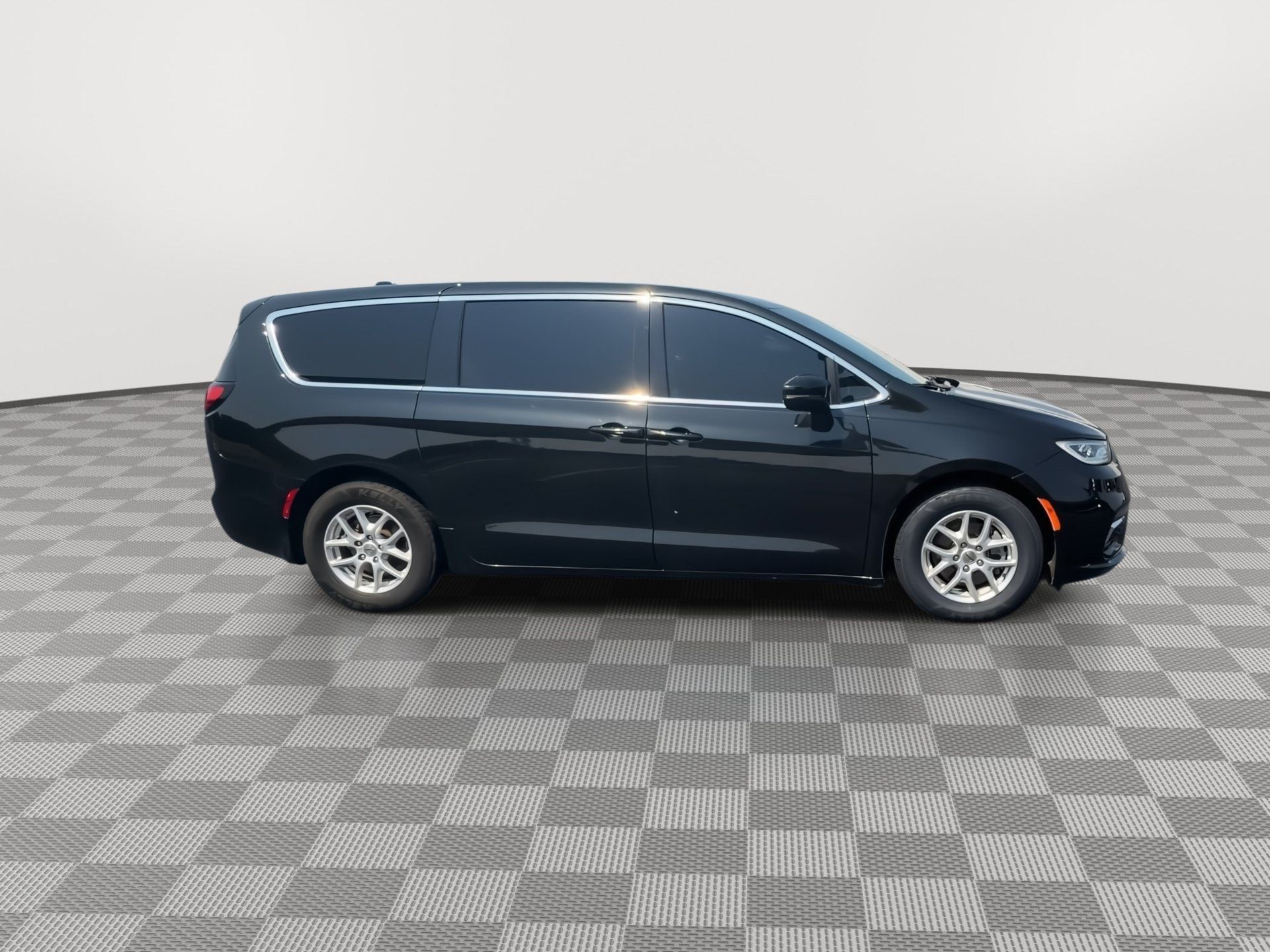 Used 2023 Chrysler Pacifica Touring FWD image 9