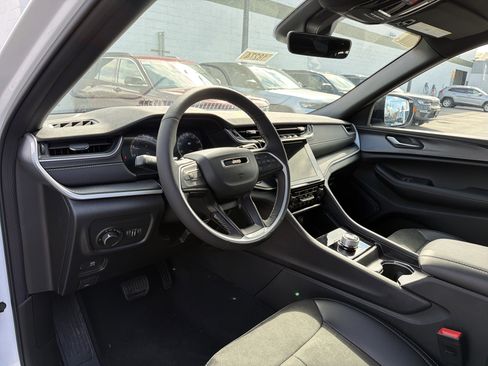 New 2025 Jeep Grand Cherokee Altitude AWD/4WD image 9