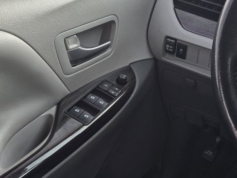Used 2019 Toyota Sienna XLE FWD image 12