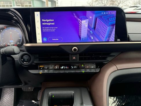 Used 2023 Toyota Crown Limited image 12