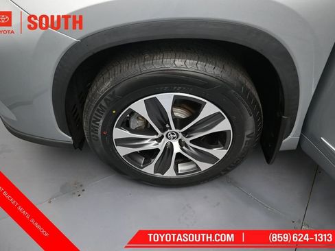 Used 2022 Toyota Highlander XLE AWD/4WD image 39