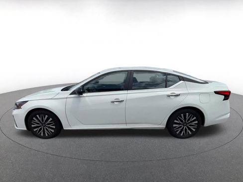 Used 2025 Nissan Altima 2.5 SV FWD image 8