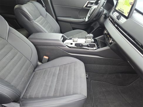 Used 2025 Mitsubishi Outlander SE image 9