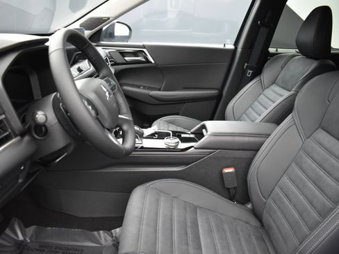 New 2025 Mitsubishi Outlander SE image 10