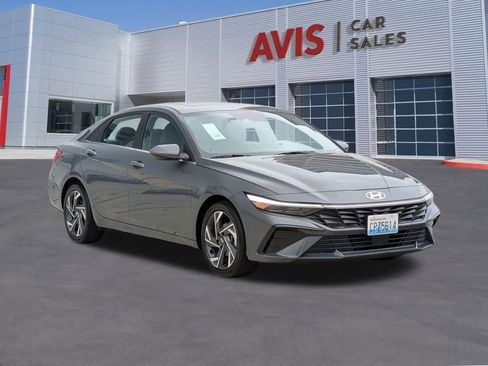 Used 2025 Hyundai Elantra SEL FWD image 3
