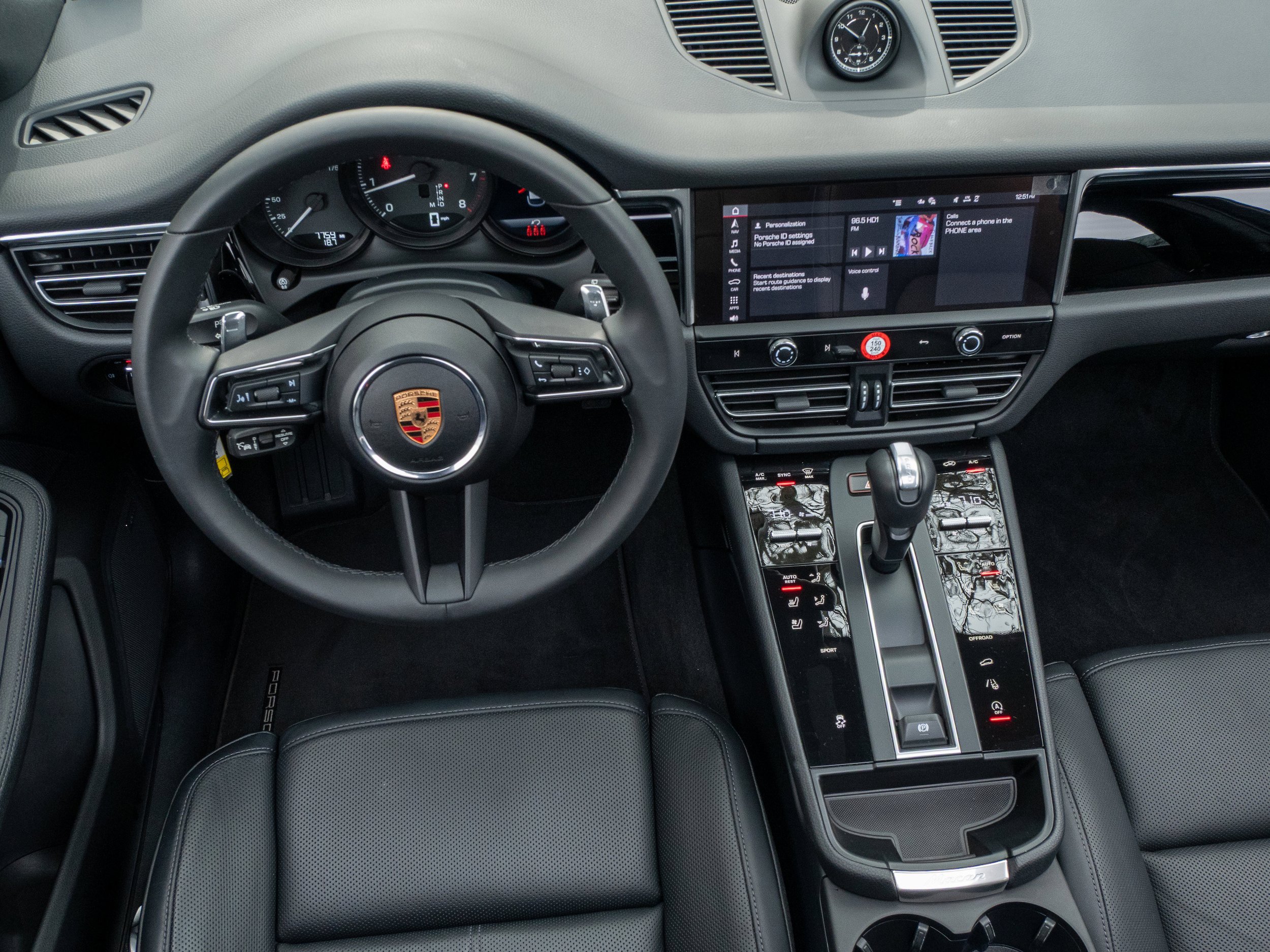 Certified 2025 Porsche Macan AWD/4WD image 30
