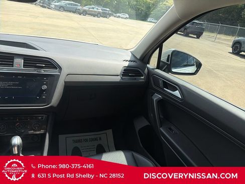 Used 2021 Volkswagen Tiguan SEL AWD/4WD image 32