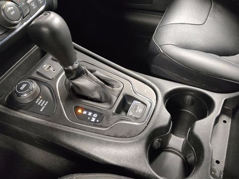 Used 2021 Jeep Cherokee Latitude Lux w/ Sun & Sound Group AWD/4WD image 26