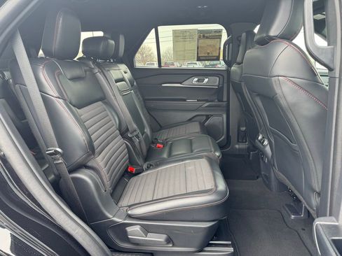 Used 2025 Ford Explorer ST-Line w/ ST-Line Street Pack image 18