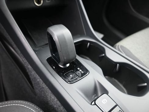 Used 2024 Volvo XC40 B5 Core image 26