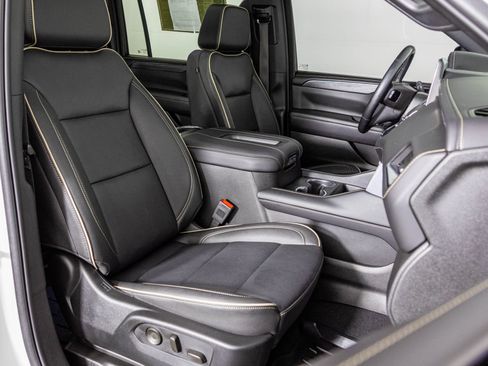 Used 2024 GMC Yukon XL SLT w/ SLT Luxury Package AWD/4WD image 51