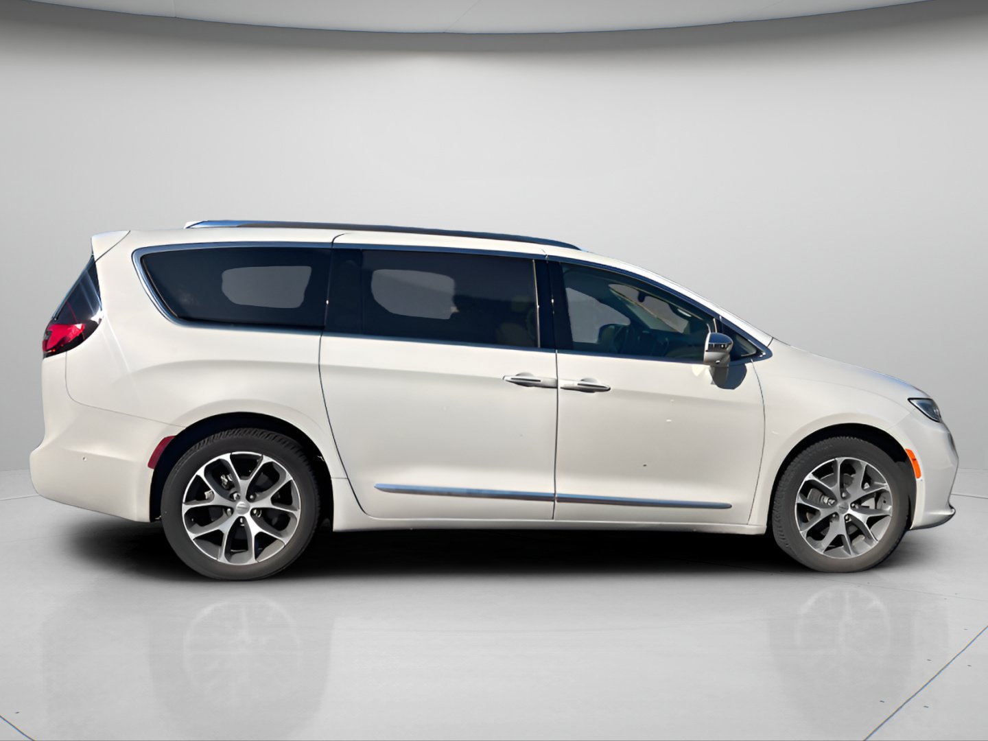 Used 2021 Chrysler Pacifica Limited w/ Uconnect Theater Family Group AWD/4WD image 4