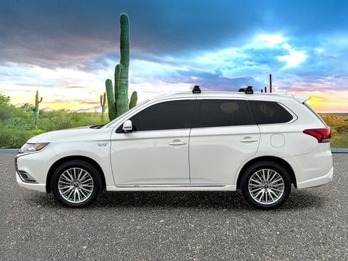Used 2019 Mitsubishi Outlander 4WD Plug-In Hybrid image 3