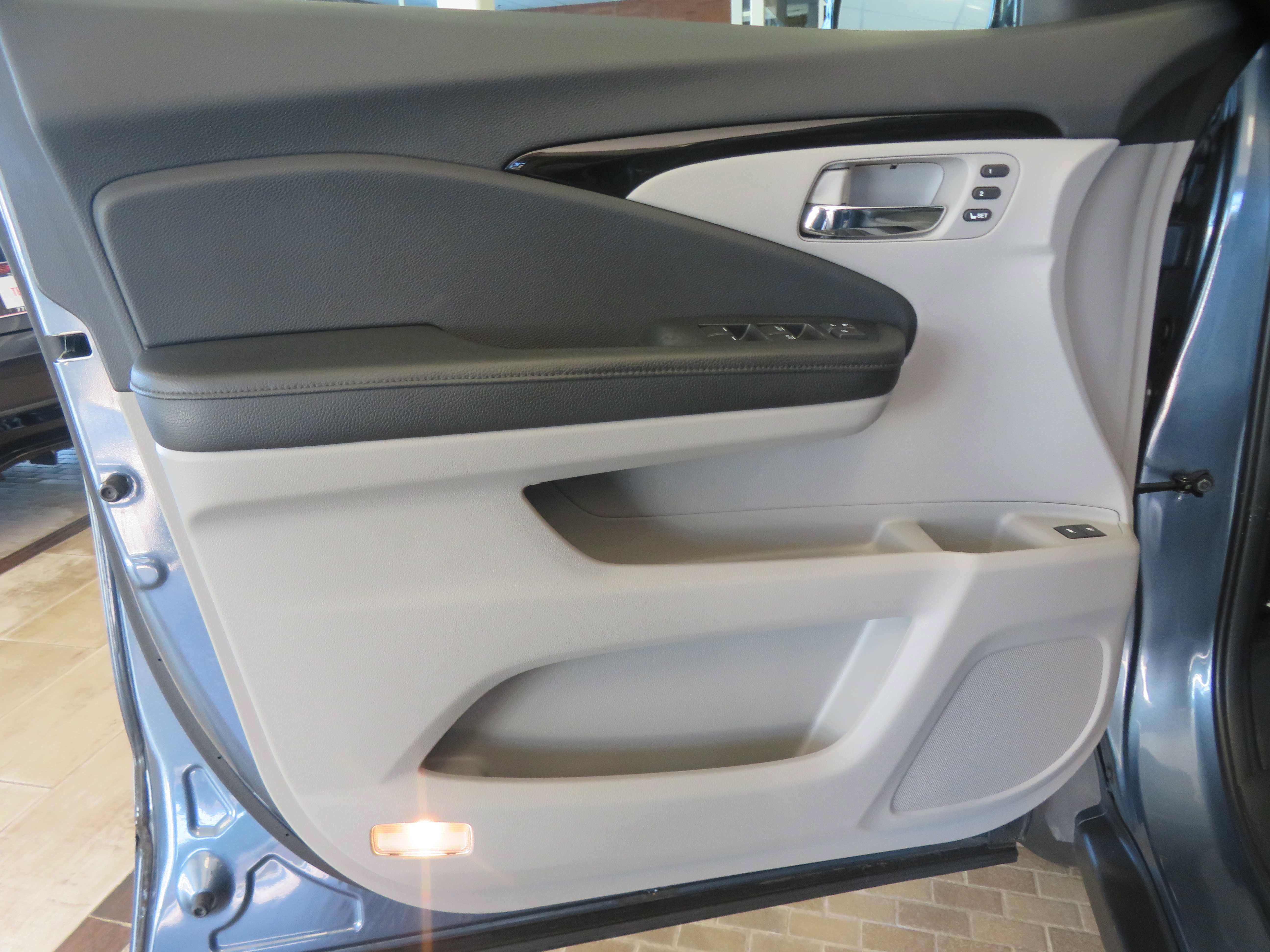 Used 2017 Honda Pilot Elite image 13