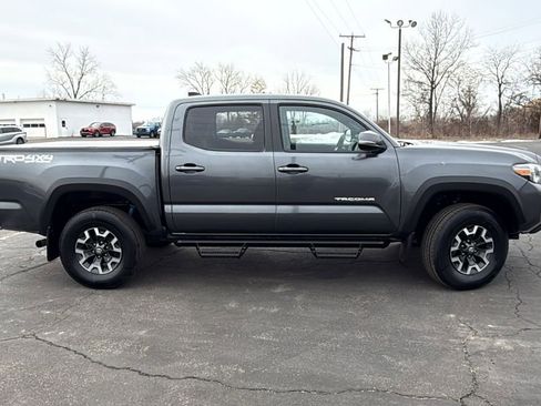 Certified 2022 Toyota Tacoma TRD Off-Road image 9