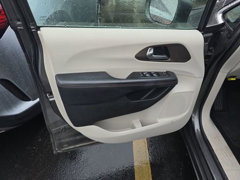 Used 2019 Chrysler Pacifica Touring-L Plus w/ Tire & Wheel Group image 14