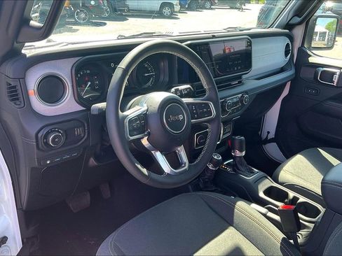 Used 2025 Jeep Wrangler Unlimited Sahara w/ Safety Group AWD/4WD image 5