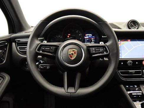 Used 2025 Porsche Macan image 24