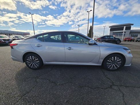 Used 2023 Nissan Altima 2.5 SV image 2