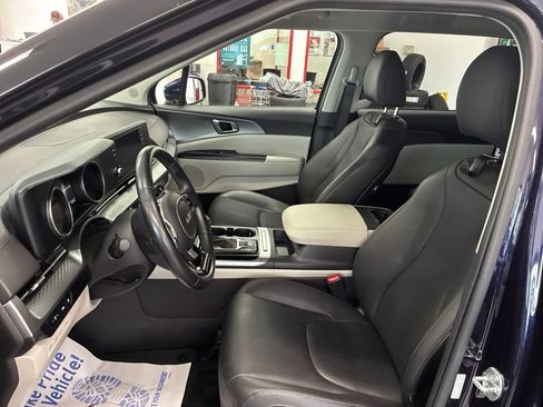 Used 2023 Kia Carnival LX FWD image 16