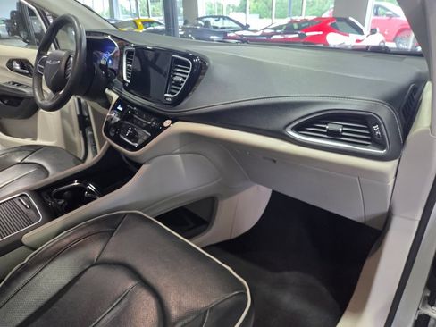 Used 2023 Chrysler Pacifica Limited FWD image 14