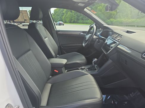 Used 2022 Volkswagen Tiguan SE R-Line AWD/4WD image 10