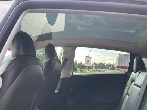 Used 2022 Tesla Model Y Long Range AWD/4WD image 16
