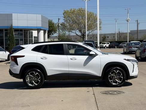 Certified 2025 Chevrolet Trax LT image 3