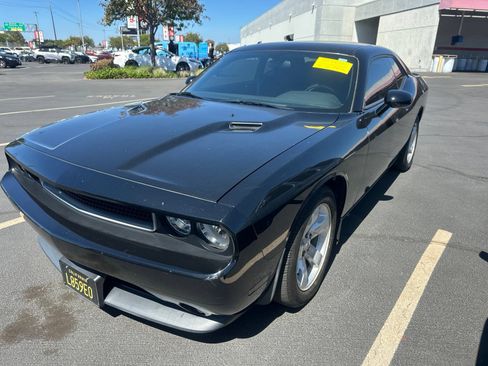Used 2014 Dodge Challenger SXT RWD image 2