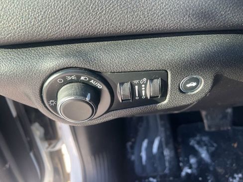 Used 2015 Chrysler 200 Limited w/ Convenience Group image 10