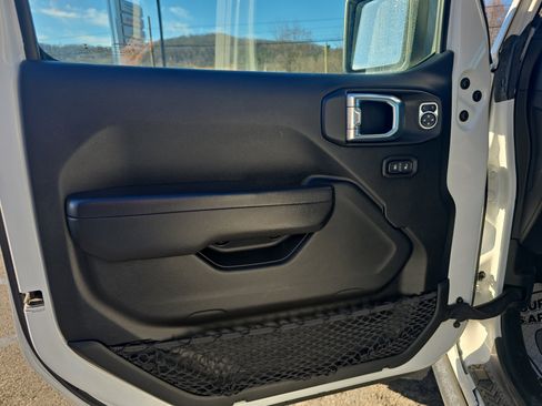 Used 2021 Jeep Gladiator Sport image 18