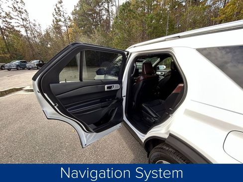 Used 2020 Ford Explorer Platinum w/ Premium Technology Package image 18