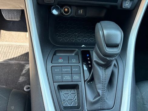 Used 2025 Toyota RAV4 XLE AWD/4WD image 19