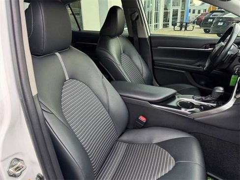 Used 2019 Toyota Camry L image 11